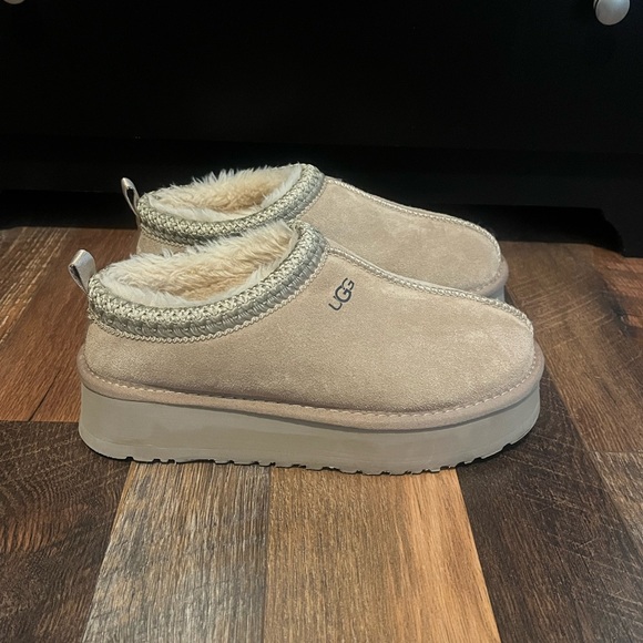 EUC UGG Women’s Platform Suede Moccasin/Clog with fur inside Size 8! - Picture 3 of 16